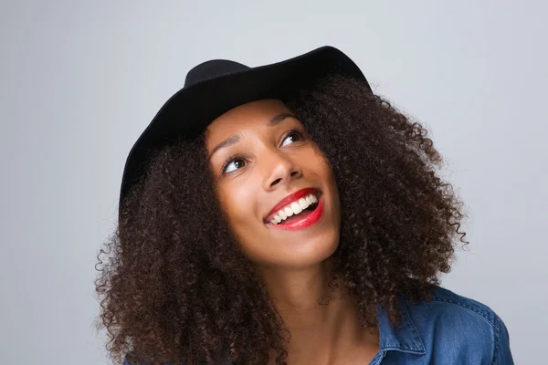 Модний молода жінка посміхається з капелюхом — Stok fotoğraf