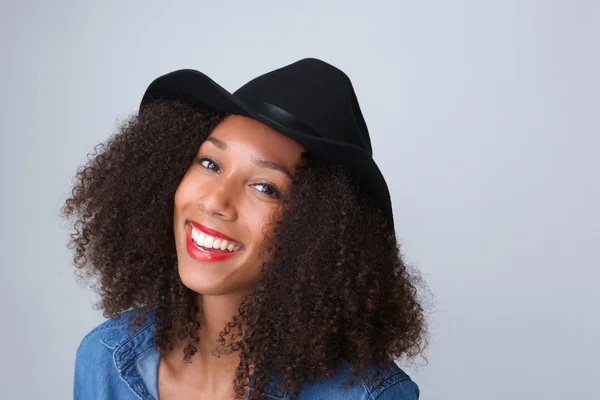 Красивая молодая черная женщина улыбается — стоковое фото