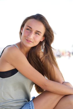 Dışarıda güzel bir genç kadın