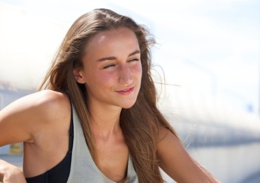 sevimli genç kadın dışında rahatlatıcı