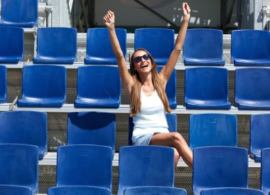 genç kadın kollarını kaldırdı tezahürat 