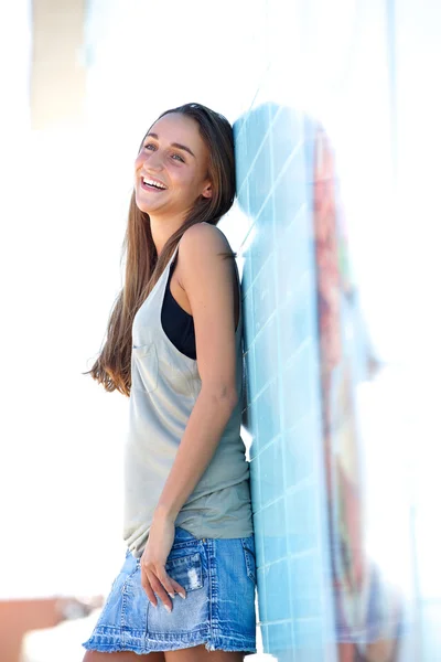 Sorrindo jovem mulher de pé fora — Fotografia de Stock