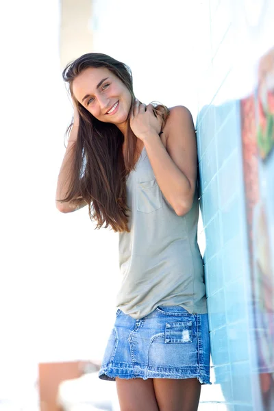 Cute young woman smiling outside — Stock Photo, Image