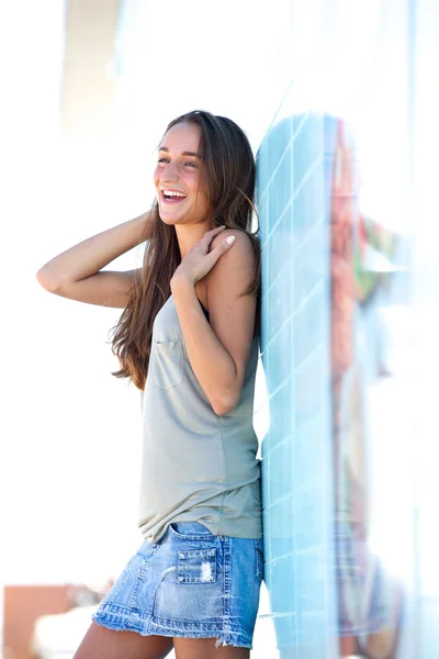 Mujer joven despreocupada afuera — Stockfoto