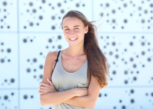 Porträtt av en glad ung kvinna — Stockfoto