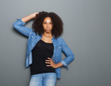 çekici bir genç kadın saç, el ile poz