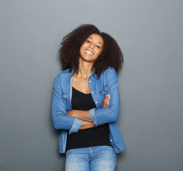 Mujer joven sonriendo con los brazos cruzados — Foto de Stock