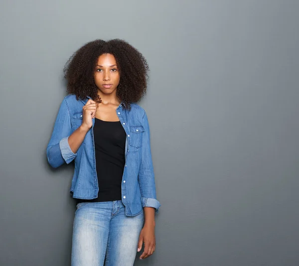 Retrato de uma bela jovem mulher negra — Fotografia de Stock