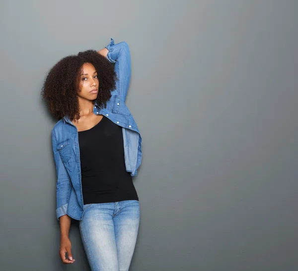 Retrato de una modelo de moda femenina negra —  Fotos de Stock