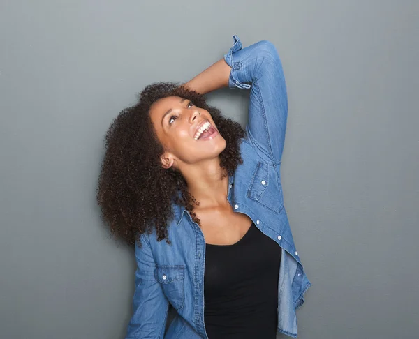 Веселая молодая черная женщина — стоковое фото