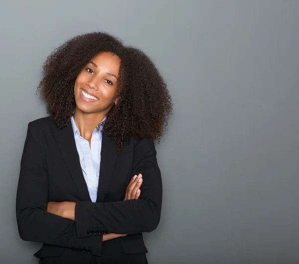 Joven mujer de negocios sonriendo con los brazos cruzados — Foto de Stock