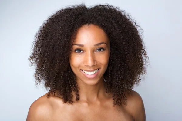 Krásná africká americká žena se usmívá — Stock fotografie