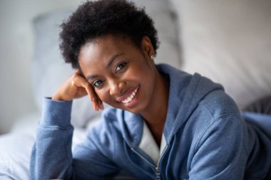Close up portrait beautiful young african american woman smiling and looking at camera