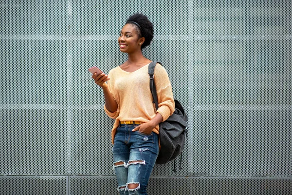 Portrait Smiling Young Black Woman Holding Cellphone Bag — Stockfoto