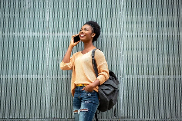 Portrait Smiling Young Black Woman Talking Cellphone — Stockfoto