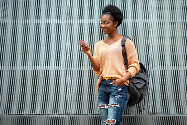 Portrait Smiling Young Black Woman Looking Cellphone — Fotografia de Stock