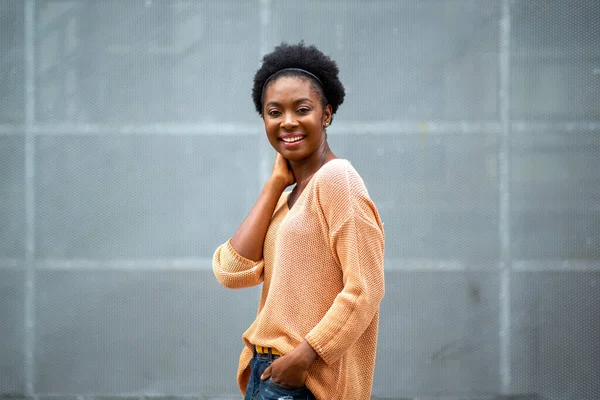 Retrato Sonriente Joven Mujer Negra Posando Pared Gris —  Fotos de Stock