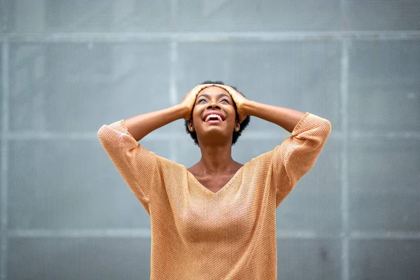 Retrato Alegre Joven Mujer Negra Con Las Manos Cabeza Mirando —  Fotos de Stock