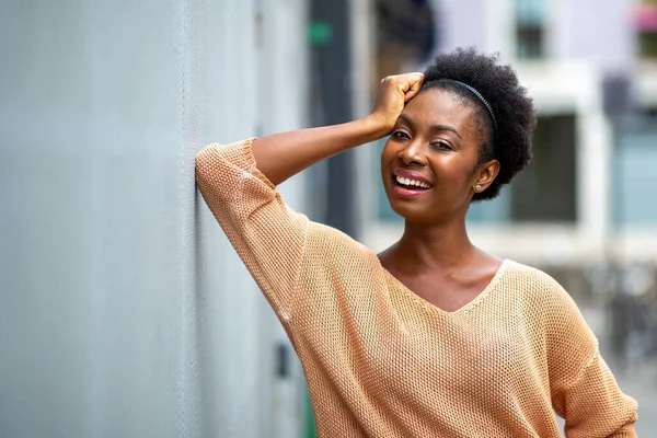 Retrato Feliz Joven Negro Mujer Apoyada Contra Pared Exterior — Foto de Stock
