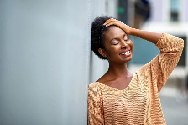 Portrait Smiling Young Black Woman Leaning Wall Eyes Closed — Foto de Stock