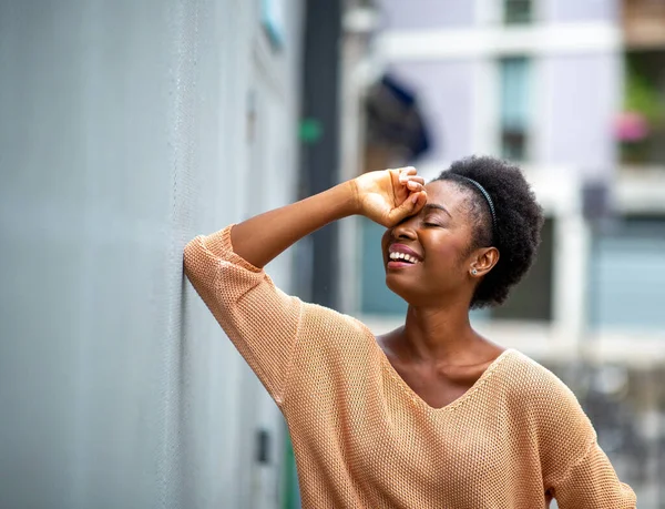 Portrait Beautiful Young Black Woman Leaning Wall Laughing — Stockfoto