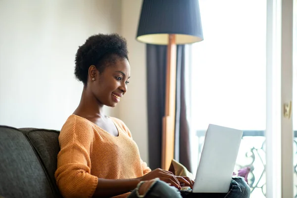 Side Portrait Smiling Young Black Woman Sitting Home Laptop Computer — Photo