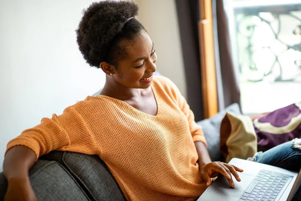 Portrait Smiling Young Black Woman Sitting Sofa Using Laptop — Photo