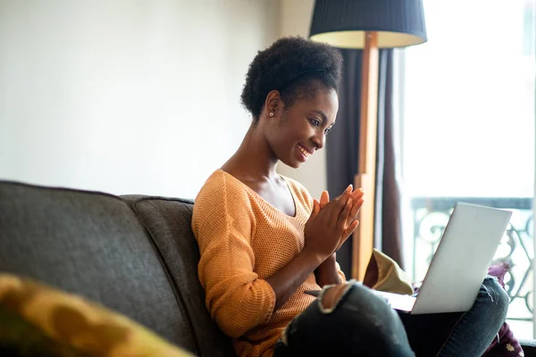 Side Portrait Smiling Young Black Woman Using Laptop Home — Photo