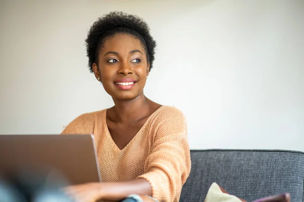 Portrait Smiling Young Black Woman Sitting Laptop Computer — Foto de Stock