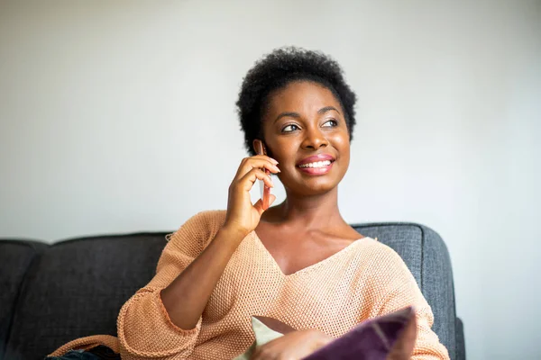 Retrato Sonriente Joven Mujer Negra Hablando Con Teléfono Móvil Casa —  Fotos de Stock