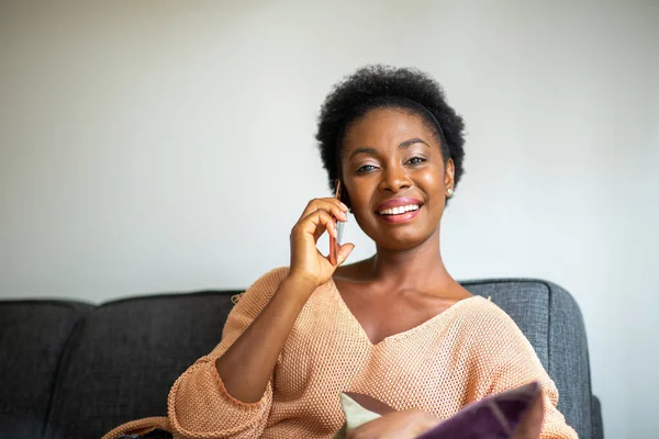 Retrato Sonriente Joven Mujer Negra Hablando Por Teléfono Casa —  Fotos de Stock