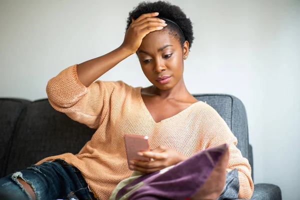 Retrato Preocupado Joven Mujer Negra Mirando Teléfono Móvil Casa —  Fotos de Stock