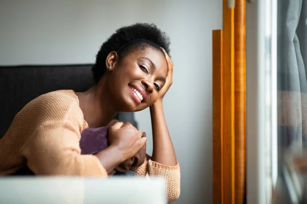 Close Portrait Smiling Young Black Woman Relaxing Home — Stok fotoğraf