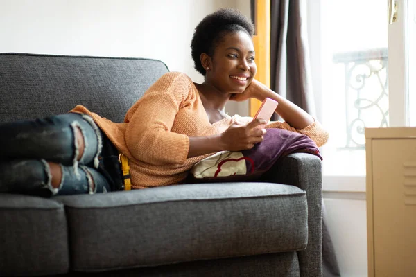 Portrait Young Black Woman Relaxing Couch Mobile Phone — Stok fotoğraf