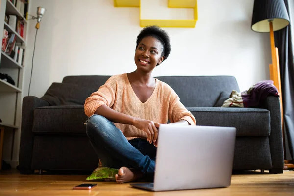 Portrait Smiling Young Black Woman Sitting Floor Home Laptop — Foto de Stock