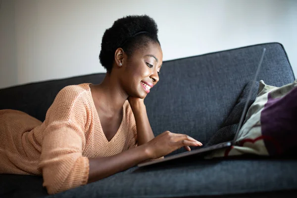 Close Portrait Smiling Young Black Woman Lying Sofa Laptop Computer — Photo