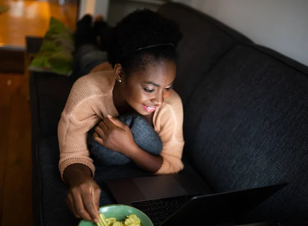 Portrait Young Black Woman Enjoying Movie Laptop Computer While Eating — Photo