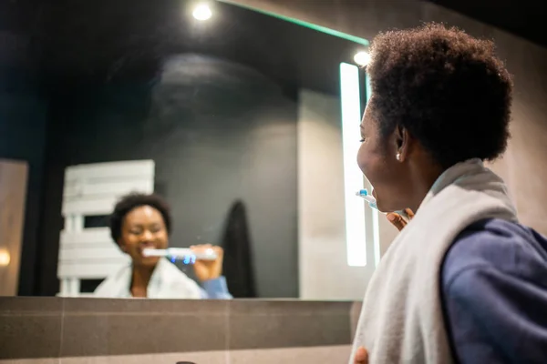 Portrait Young Black Woman Brushing Teeth Bathroom — Stockfoto