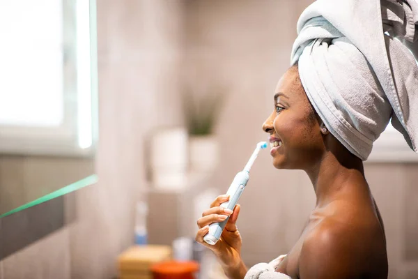 Profile Portrait Smiling Young Black Woman Brushing Teeth Bathroom — Stock Photo, Image