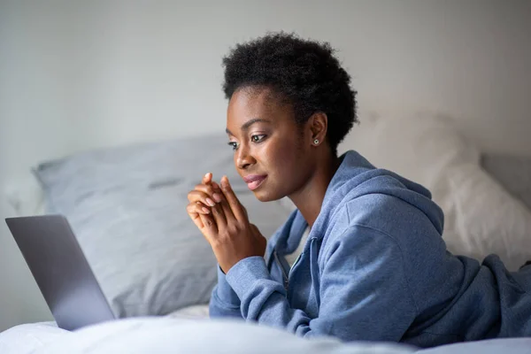 Side Portrait Young Black Woman Lying Bed Looking Laptop — Stock Photo, Image