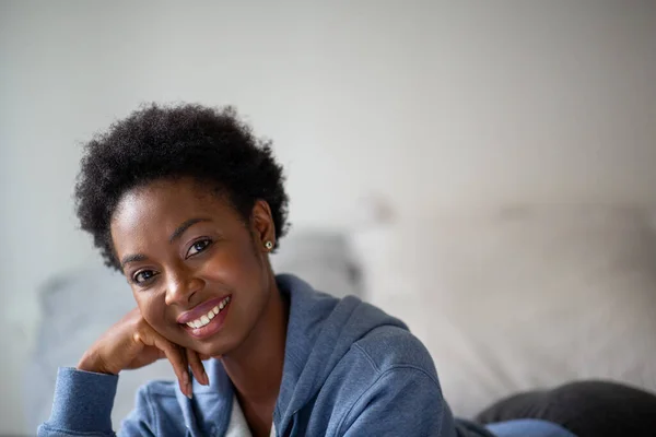 Primer Plano Horizontal Retrato Sonriente Joven Afroamericana Mujer — Foto de Stock