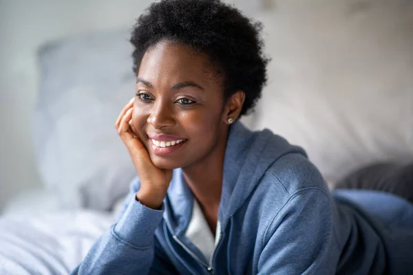 Close Portrait Beautiful Young African American Woman Smiling — Stok fotoğraf