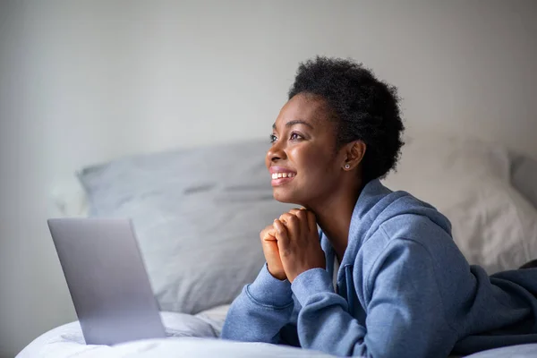 Side Portrait Smiling Young African American Woman Lying Bed Laptop — Photo