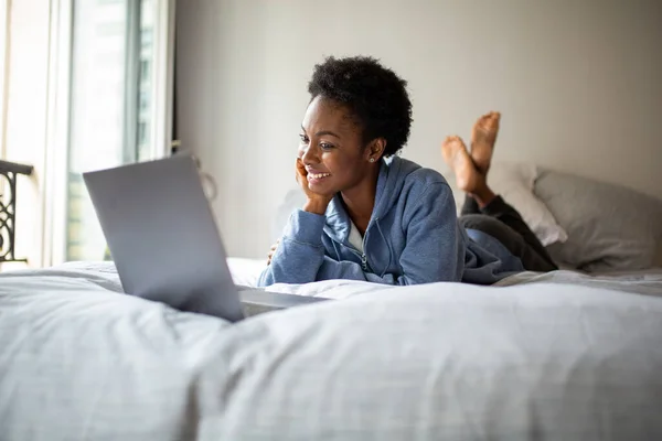 Portrait Smiling Young African American Woman Lying Bed Looking Laptop — Photo