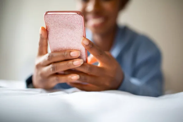 Close African American Woman Hands Holding Cellphone — Stockfoto