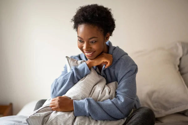 Portrait Beautiful Young African American Woman Sitting Bed Smiling — Stok fotoğraf