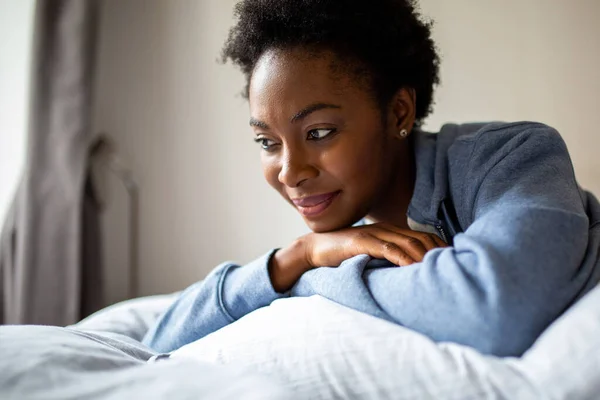 Primer Plano Retrato Mujer Afroamericana Relajarse Dormitorio —  Fotos de Stock