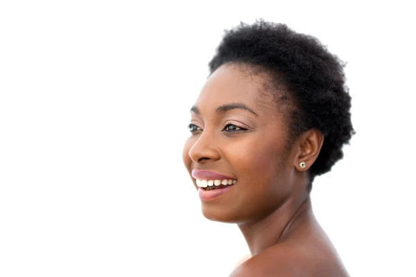 Cerca Retrato Lateral Hermosa Sonriente Afroamericana Joven Mujer Contra Aislado —  Fotos de Stock