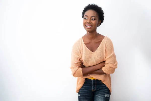 Portrait Smiling Young African American Woman Leaning Wall Arms Crossed — Photo