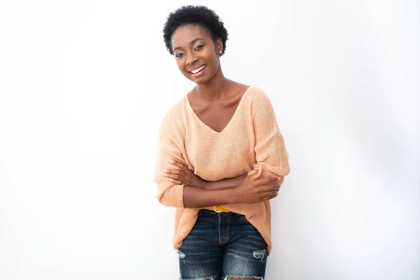 Retrato Sonriente Joven Afroamericana Apoyada Sobre Fondo Blanco Con Los —  Fotos de Stock